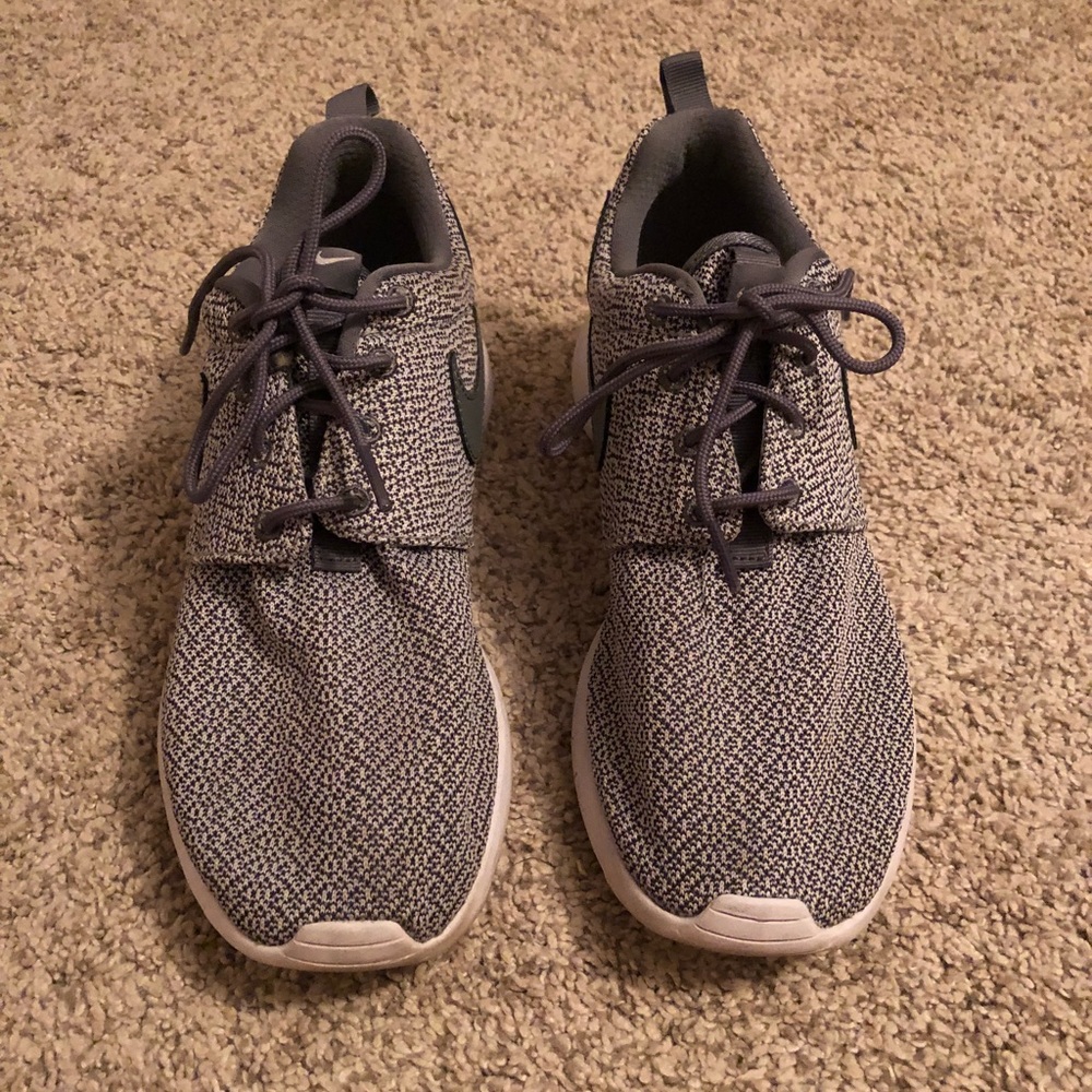 SOLD. Nike Roshe Shoes - Picture 2 of 4